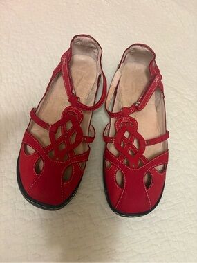 Jambu Red Women's Cutout Strap Flats